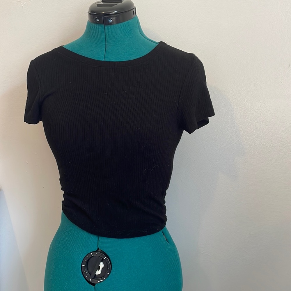 plain black cropped t-shirt